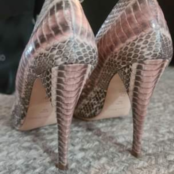 Pointed Snakeskin Pump - Picture 3 of 6